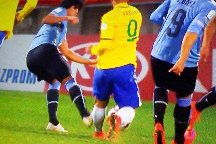 Lance em que zagueiro uruguaio acerta entrada violenta no atacante Judivan, que está fora do Mundial