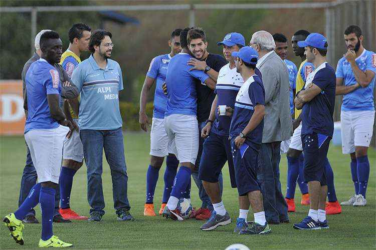 De férias, Lucas Silva esteve na Toca da Raposa II e se divertiu ao reencontrar antigos amigos de Cruzeiro