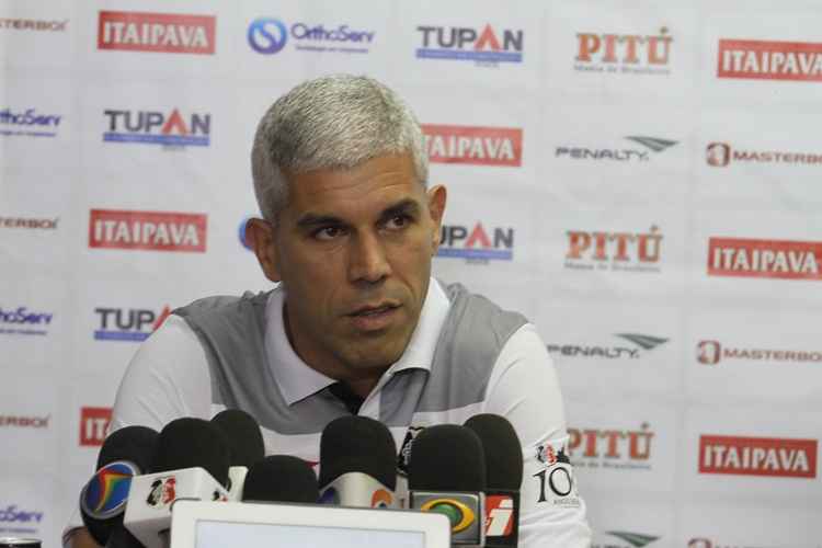 Irritado, Ricardinho foi evasivo e rude com a imprensa durante a coletiva desta quinta-feira