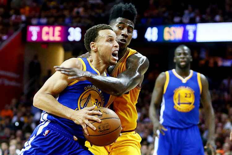 Com 22 pontos, dois rebotes e seis assistências, Curry comandou segunda vitória do Warriors nas finais
