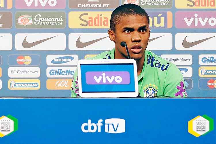 "Saí menino do Brasil e cresci bastante. Aprendi muito no futebol europeu", garantiu Douglas Costa
