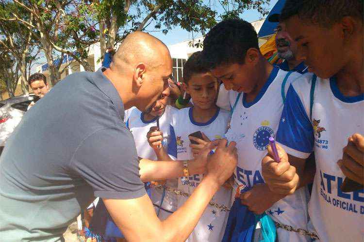 Várias crianças da escolinha do Cruzeiro assediaram o goleiro, campeão da Tríplice Coroa em 2003