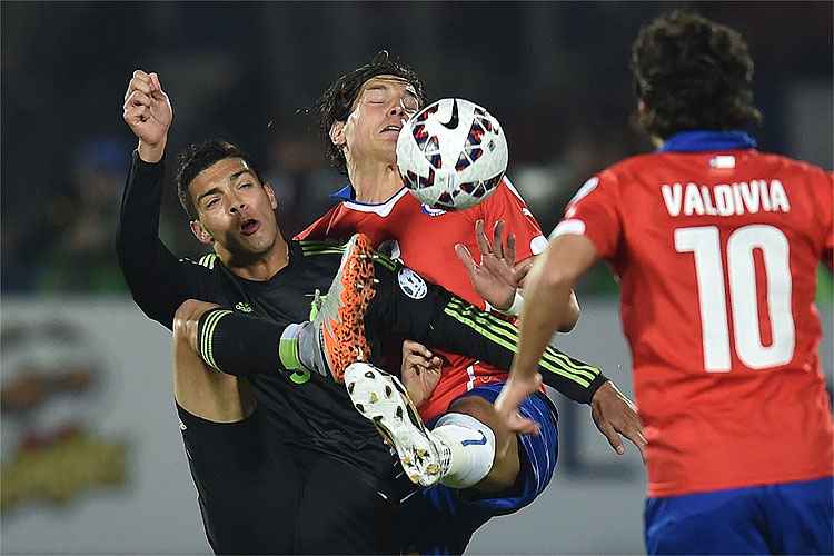Chilenos e mexicanos brigaram por cada bola, deram espetáculo dentro de campo e empataram grande jogo