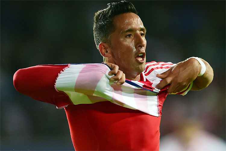 Cruzeiro também chegou a procurar o atacante Lucas Barrios, mas chegou tarde demais