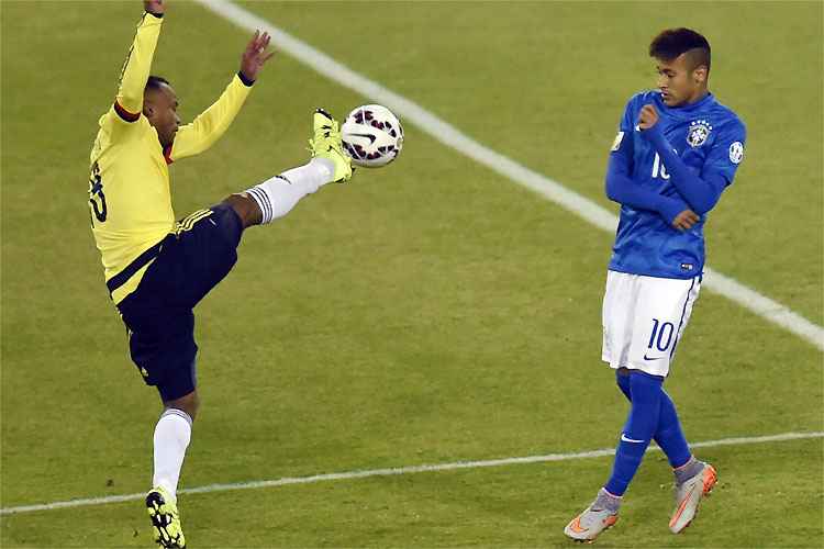 Imagens de TV flagraram Neymar xingando o defensor colombiano após uma disputa de bola 