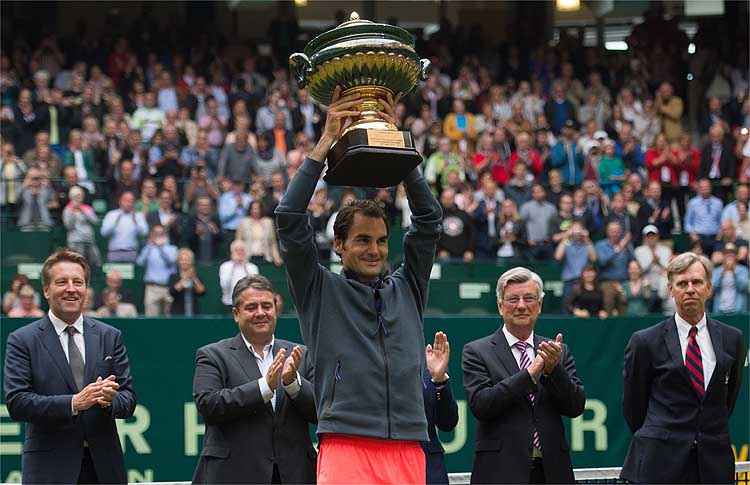 Pela oitava vez na carreira, Federer levantou o troféu na competição alemã em quadras de grama