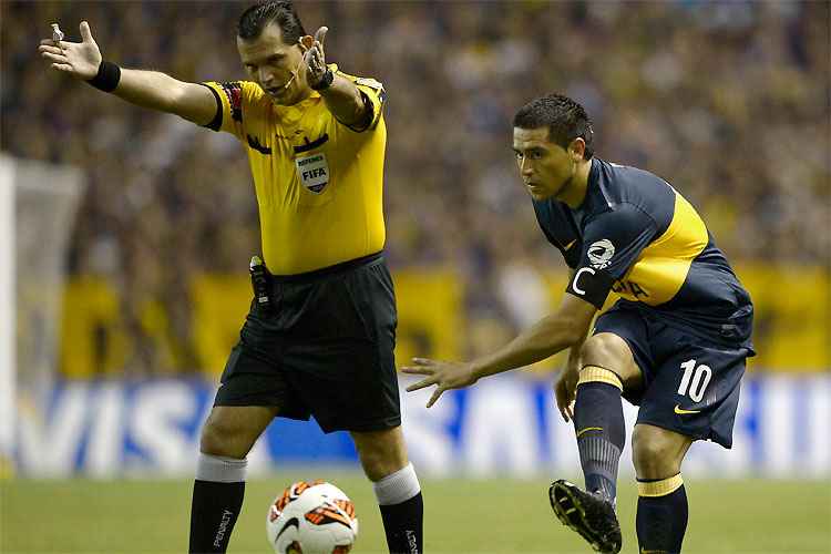 Carlos Amarilla é suspeito de favorecer o Boca Juniors em algumas partidas da Libertadores de 2013
