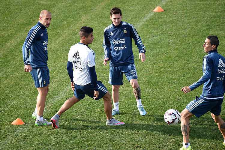 Messi (centro) está confiante em chegar à final, mas terá que administrar cartões durante o duelo decisivo