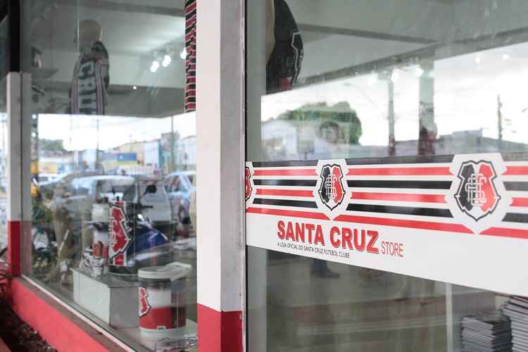 Problemas com a exploração de marketing de Grafite devem adiantar o fim da parceria com a atual loja