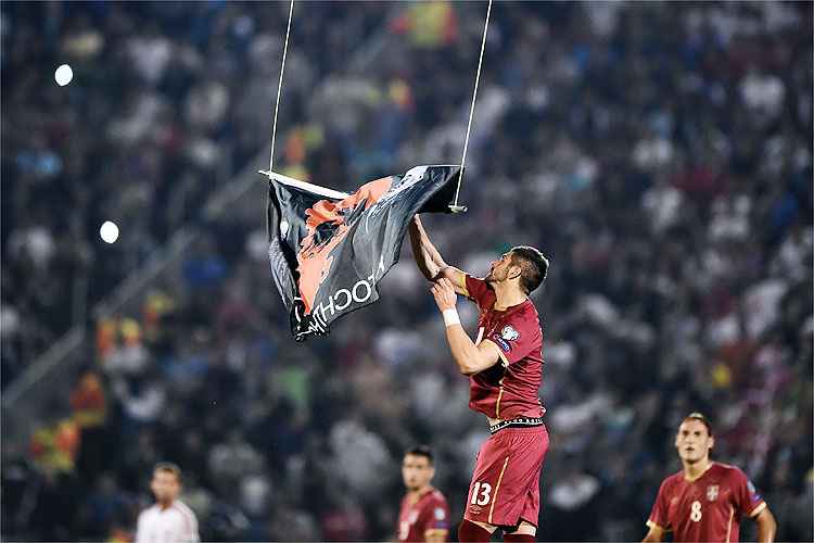 Partida foi cancelada após um drone que levava uma bandeira nacionalista albanesa sobrevoar o estádio