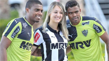 Clima de descontração na Cidade do Galo: Jemerson e Maicosuel, titulares hoje em Campinas, nas boas-vindas a torcedora