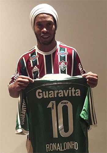 Ronaldinho Gaúcho já posa com a camisa tricolor