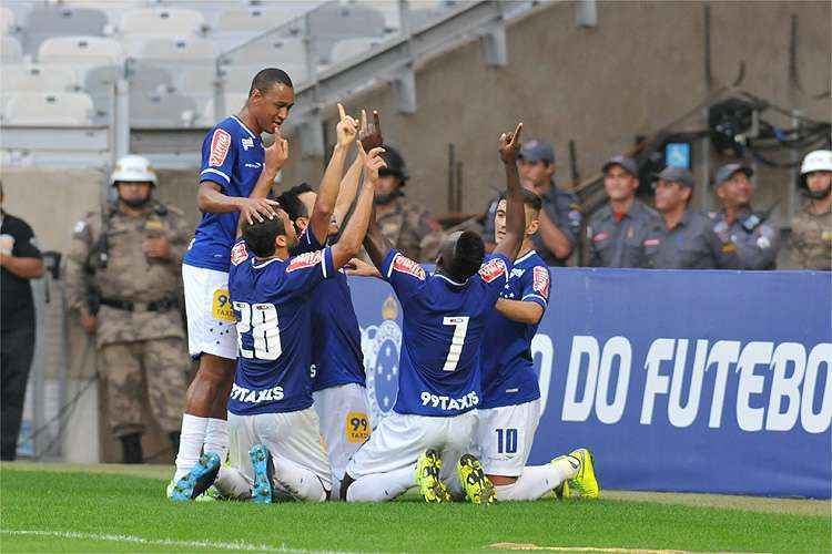 Gol de Joel no primeiro tempo assegurou a vitória do Cruzeiro sobre o Goiás no Gigante da Pampulha