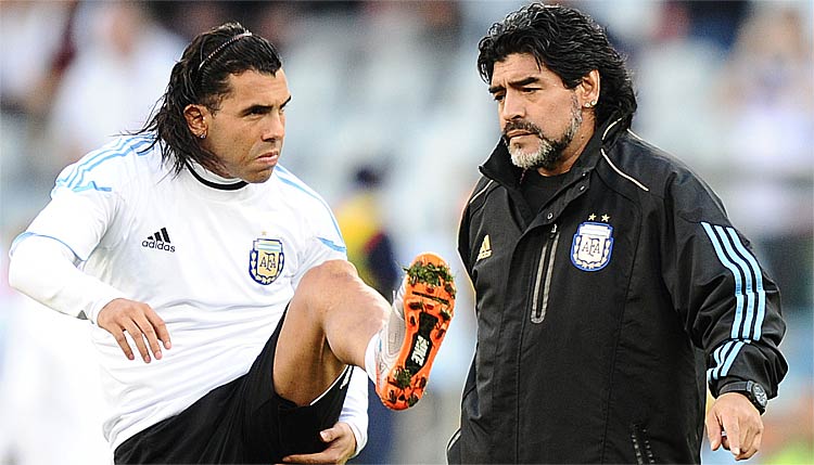 Tevez (E) foi dirigido por Diego Maradona na Seleção Argentina e teve seu retorno exaltado pelo ídolo