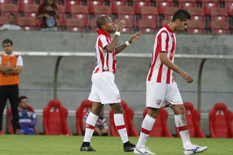 Autor de gol salvador no clássico, Gil Mineiro (E) não pode defender o Náutico na Copa do Brasil