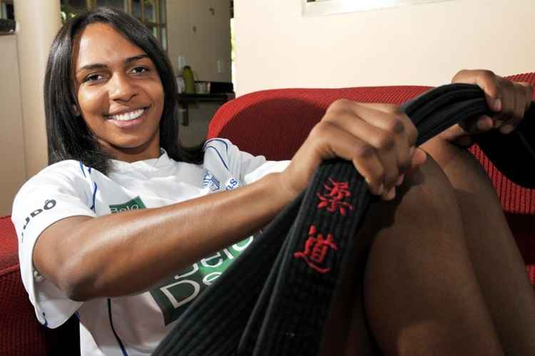 A brasiliense Erika Miranda em casa: ligação forte com a mãe e o irmão