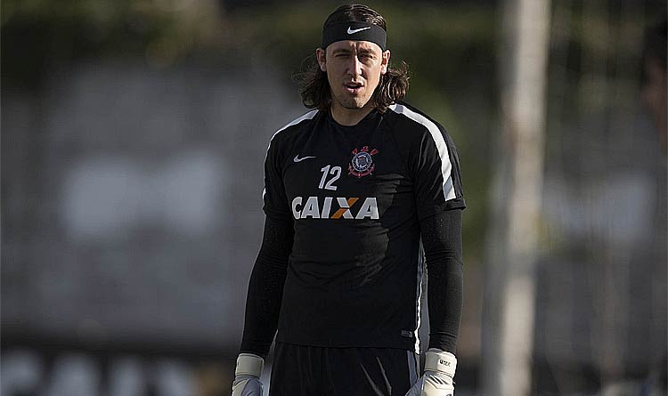 Goleiro Cássio precisou ser substituído no intervalo do jogo contra o Flamengo e ainda é dúvida para sábado