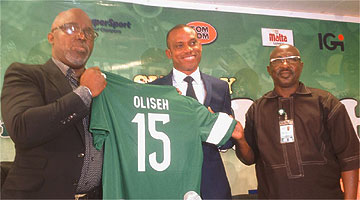Nesta quarta-feira, Oliseh (C) foi anunciado oficialmente como novo técnico da Nigéria