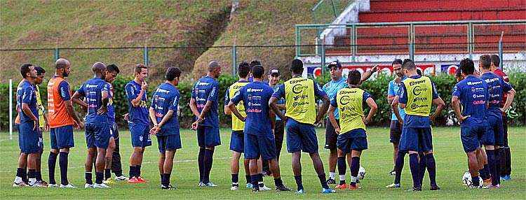 Técnico Leston Júnior lamentou a sequência de jogos e viagens do Tupi, mas pediu concentração ao time