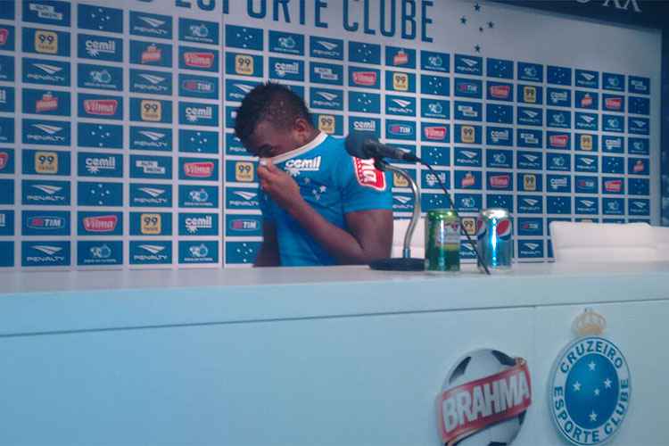 Meia Marcos Vinícius chorou durante a entrevista coletiva na Toca da Raposa II, na tarde desta quarta