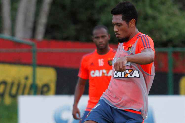 Atacante Hernane Brocador ainda não foi liberado para fazer a estreia com a camisa do Sport