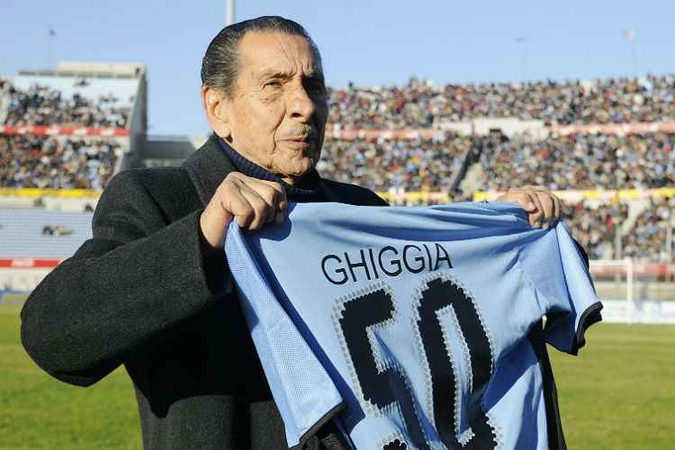 Ghiggia com a camisa celeste  em homenagem recebida no Estádio Centenário, em Montevidéu, em 2012