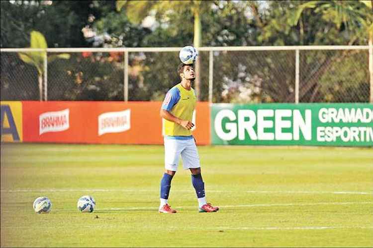 Boa atuação na vitória sobre o Goiás é trunfo de Leo na disputa com Paulo André por posição na zaga