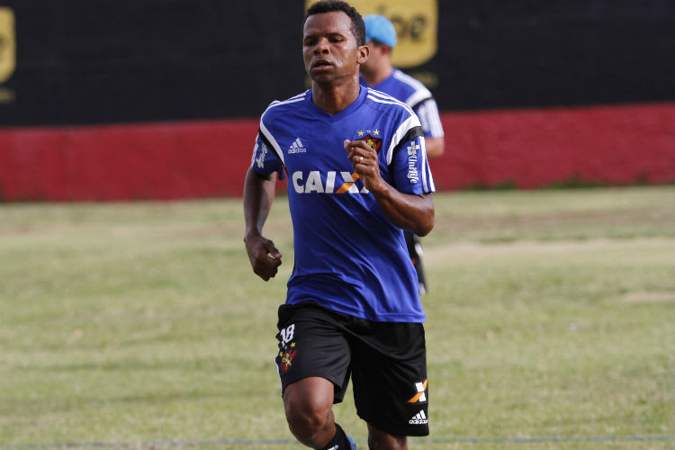 Vitor, que chega para ser titular, assina contrato com o Tricolor até o fim da Série B do Brasileiro