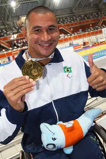 "Quando surgi ganhando medalha, o esporte paralímpico não tinha investimentos. Isso mudou, e vieram os atletas. Fico feliz quando falam