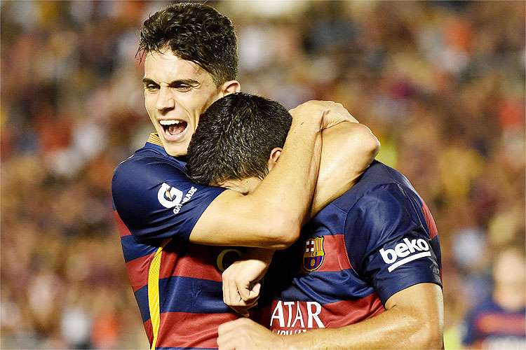 Barcelona de Bartra (E), derrotou o Los Angeles Galaxy com gols de Suárez (D) e Sergi Roberto