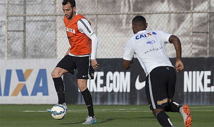 Edu Dracena terá a missão de substituir Gil, suspenso, e manter a boa fase da defesa do Corinthians