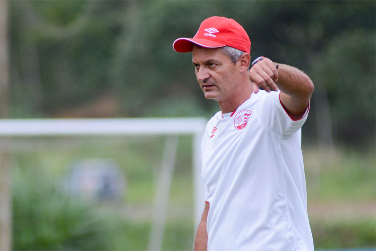 Lisca vê situação menos complicada diante do Paraná do que quando enfrentou o Mogi Mirim na Série B