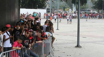 Torcedores do Flamengo causaram confusão na fila para ingresso da partida contra o Santos