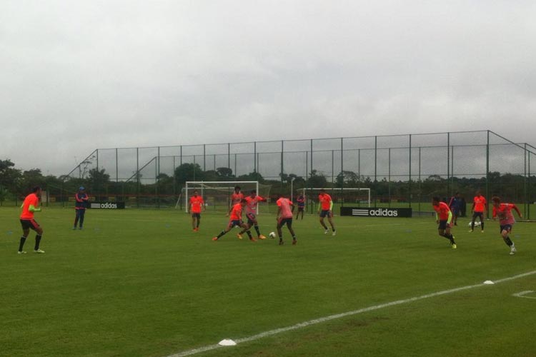 Elenco rubro-negro treinou sob chuva na manhã desta quarta-feira. À tarde, tem jogo-treino 