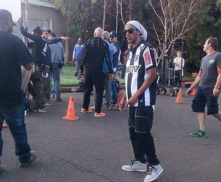 Sósia de Ronaldinho Gaúcho usa uniforme do Atlético durante a gravação do comercial na África do Sul