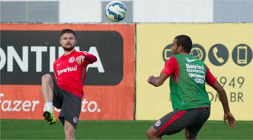 Eduardo Sasha (e) continua na equipe, com Lisandro López no ataque