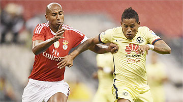 Luisão (E) deixou o campo por conta de lesão