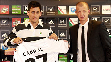 Em 2010, o meia acabou no futebol polonês