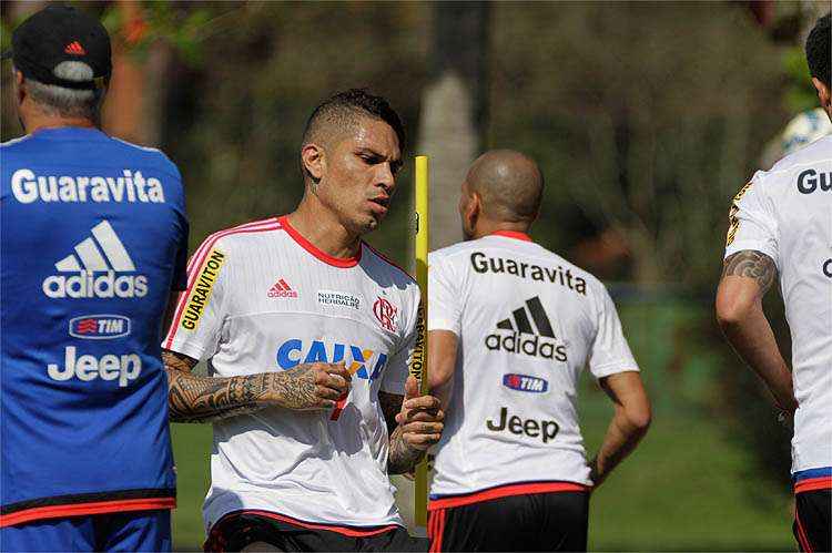 Ainda com Guerrero, Flamengo se concentra no jogo deste domingo, contra a Ponte Preta
