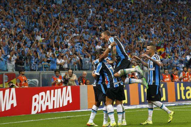 Jogadores do Grêmio comemoram um dos 5 gols na goleada gremista