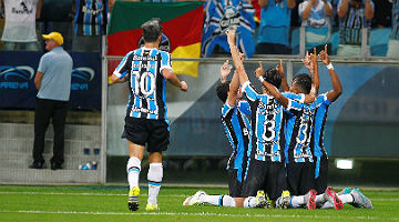 Grêmio sobe na tabela com goleada sobre arquirrival Internacional na Arena