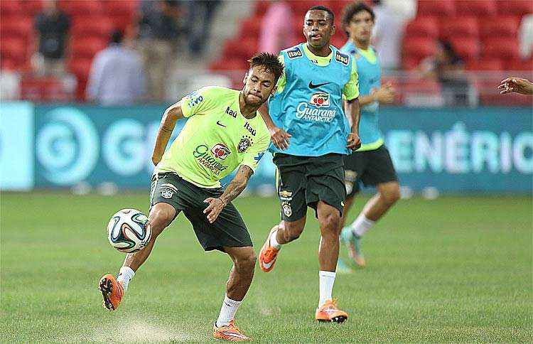 Neymar (E) e Robinho jogaram juntos em várias oportunidades na Seleção Brasileira, e ainda no Santos