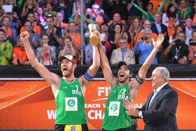 O brasiliense Bruno Schmidt e Alison, campeões mundiais, vão jogar com o apoio da torcida, em Brasília