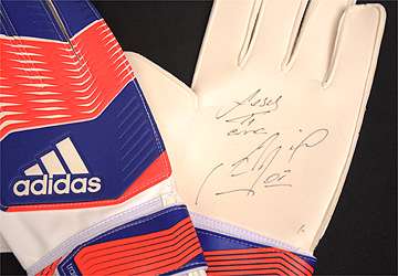 Capitão celeste autografou uma das luvas do par