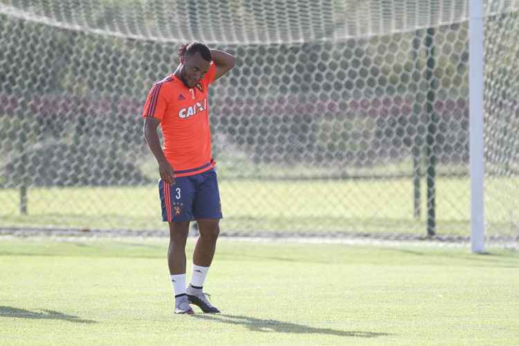 De acordo com técnico, Ferrugem sai para o retorno de Samuel Xavier ao time titular do Sport