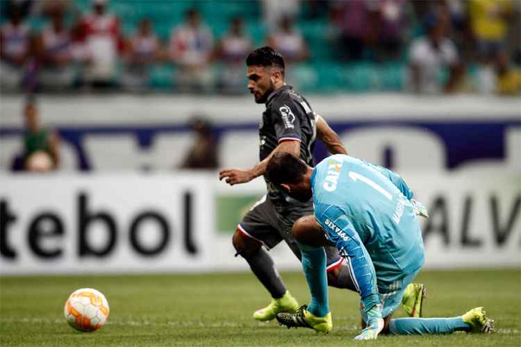 Argentino Maxi dribla Magrão, que voltou ao time, para fazer o gol da partida na Arena Fonte Nova