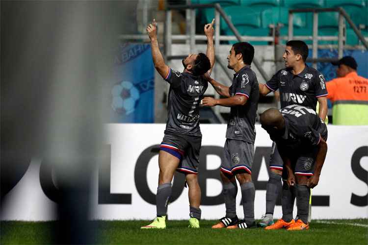Jogadores celebram gol do Bahia, marcado aos 24 minutos do primeiro tempo, na Arena Fonte Nova