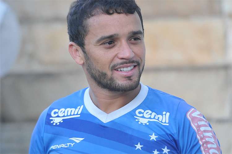 Titular do time comandado por Vanderlei Luxemburgo, volante Charles tem contrato até 31 de dezembro