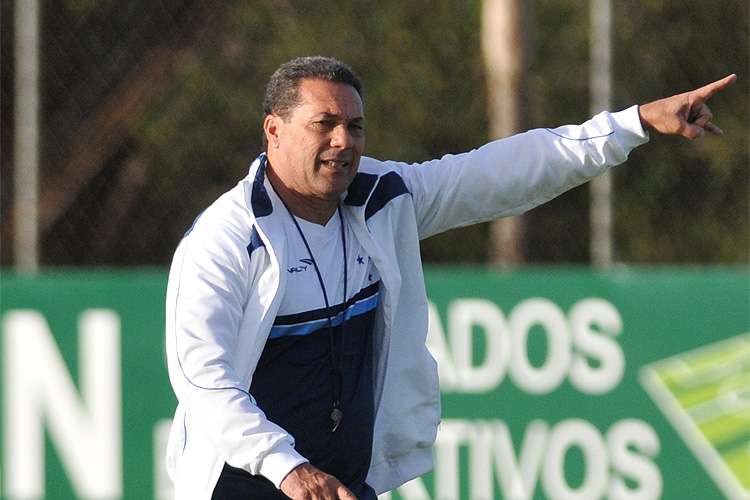 Técnico Vanderlei Luxemburgo já comandou a equipe celeste em 16 partidas e jamais repetiu a escalação