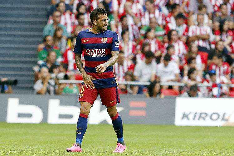 Daniel Alves sentiu lesão na partida contra Athletic Bilbao, na estreia do Barcelona no Campeonato Espanhol